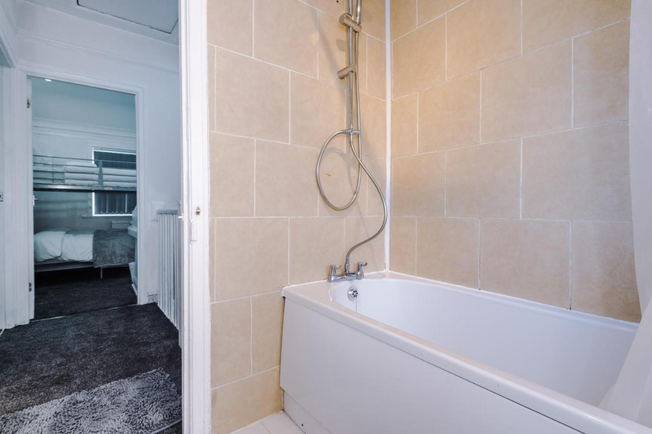 Nice Three Bedroom House In Manchester Exteriör bild